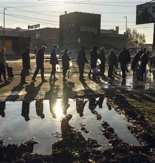 Mykolaïv, Ukraine. Schlange, um Trinkwasser zu bekommen. ©Emilio Morenatti/AP/LaPresse
